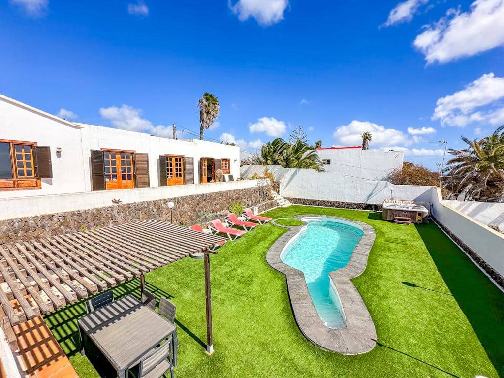 6 bedroom Villa for sale in Guime with pool - € 790,000 (Ref: 9586036)