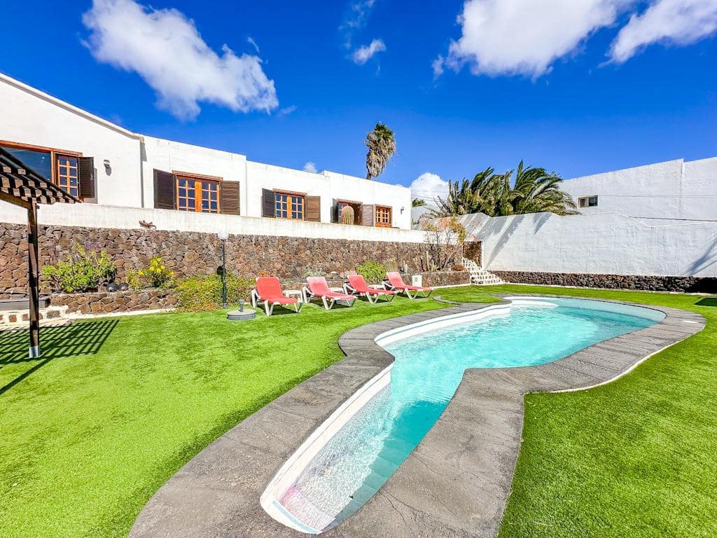 6 bedroom Villa for sale in Guime with pool - € 790,000 (Ref: 9586036)