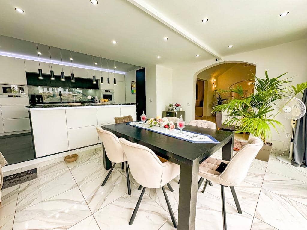 3 bedroom Villa for sale in Puerto del Carmen with pool garage - € 895,000 (Ref: 9731779)