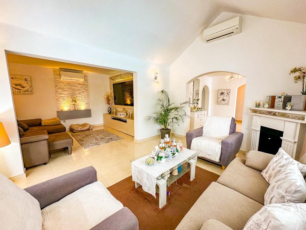 3 bedroom Villa for sale in Puerto del Carmen with pool garage - € 895,000 (Ref: 9731779)