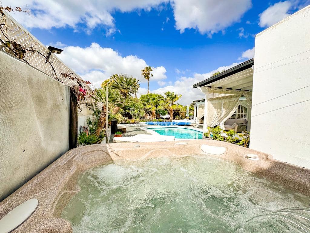 3 bedroom Villa for sale in Puerto del Carmen with pool garage - € 895,000 (Ref: 9731779)