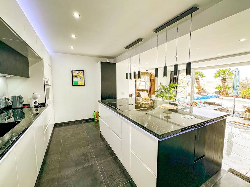 3 bedroom Villa for sale in Puerto del Carmen with pool garage - € 895,000 (Ref: 9731779)