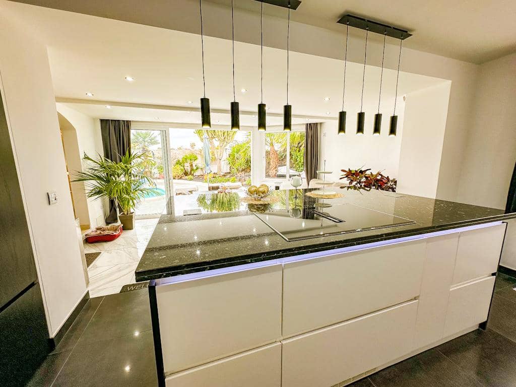 3 bedroom Villa for sale in Puerto del Carmen with pool garage - € 895,000 (Ref: 9731779)