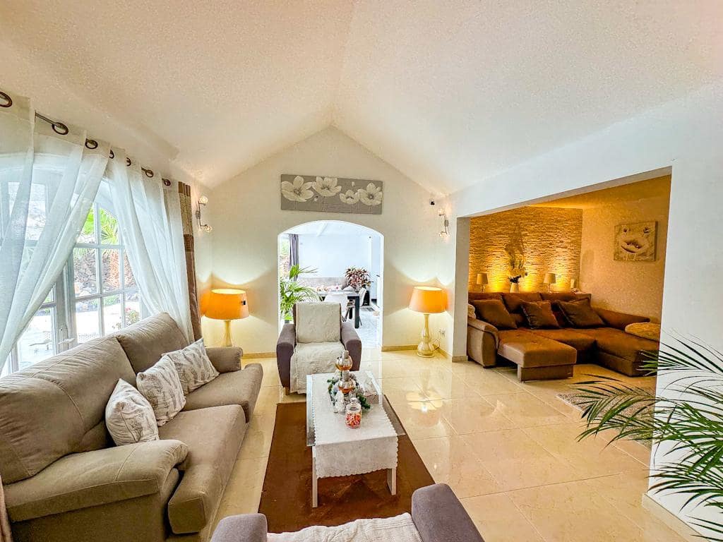 3 bedroom Villa for sale in Puerto del Carmen with pool garage - € 895,000 (Ref: 9731779)