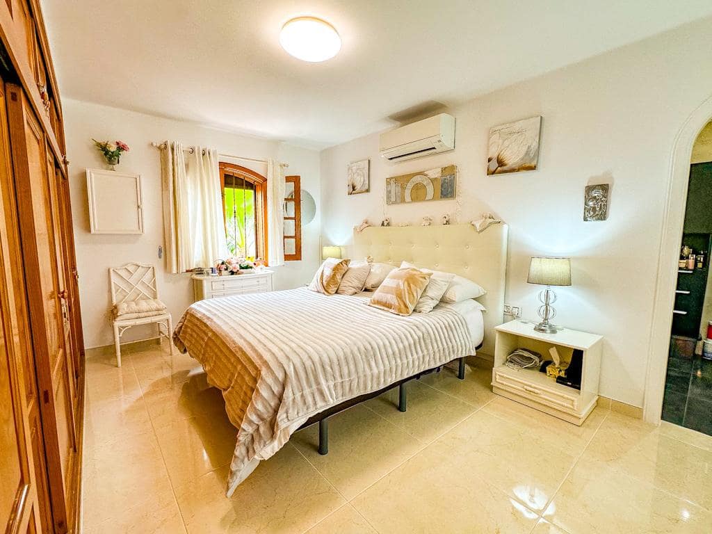 3 bedroom Villa for sale in Puerto del Carmen with pool garage - € 895,000 (Ref: 9731779)