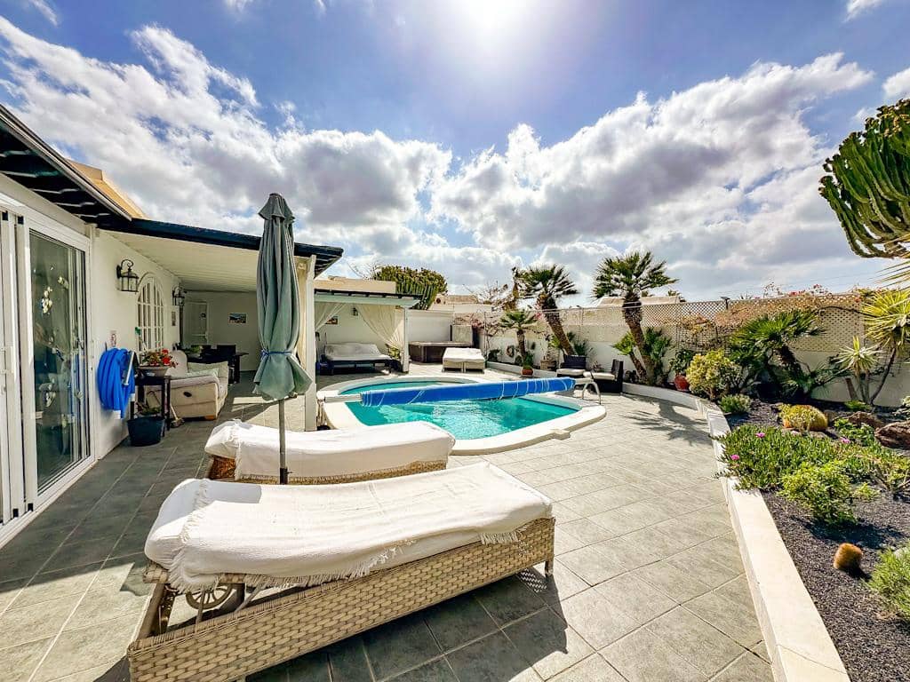 3 bedroom Villa for sale in Puerto del Carmen with pool garage - € 895,000 (Ref: 9731779)