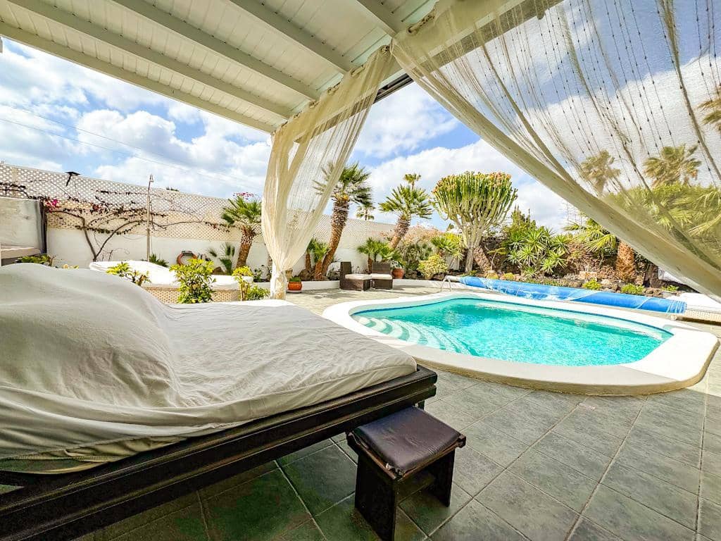 3 bedroom Villa for sale in Puerto del Carmen with pool garage - € 895,000 (Ref: 9731779)