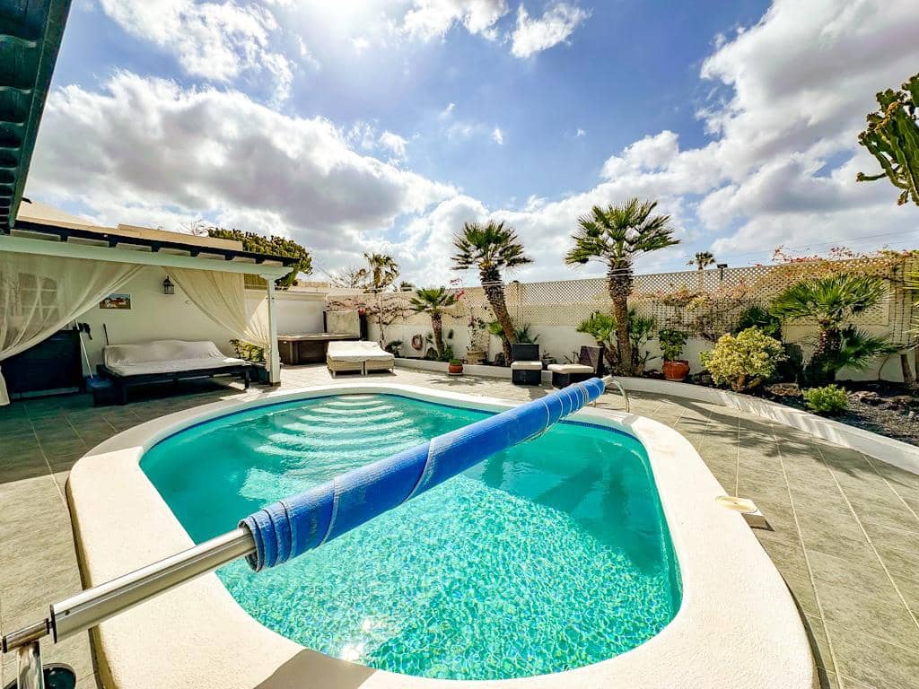 3 bedroom Villa for sale in Puerto del Carmen with pool garage - € 895,000 (Ref: 9731779)