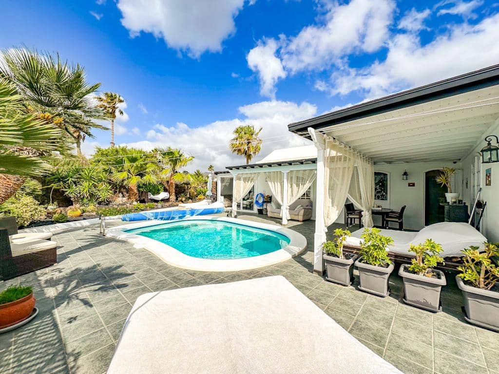 3 bedroom Villa for sale in Puerto del Carmen with pool garage - € 895,000 (Ref: 9731779)