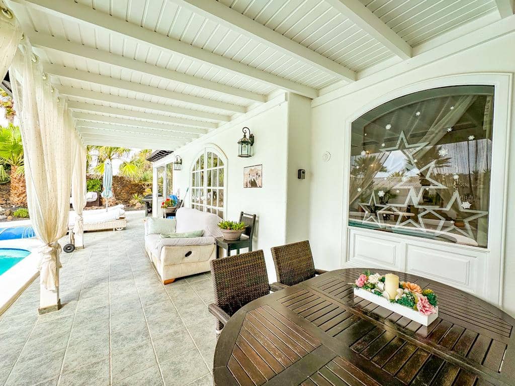 3 bedroom Villa for sale in Puerto del Carmen with pool garage - € 895,000 (Ref: 9731779)