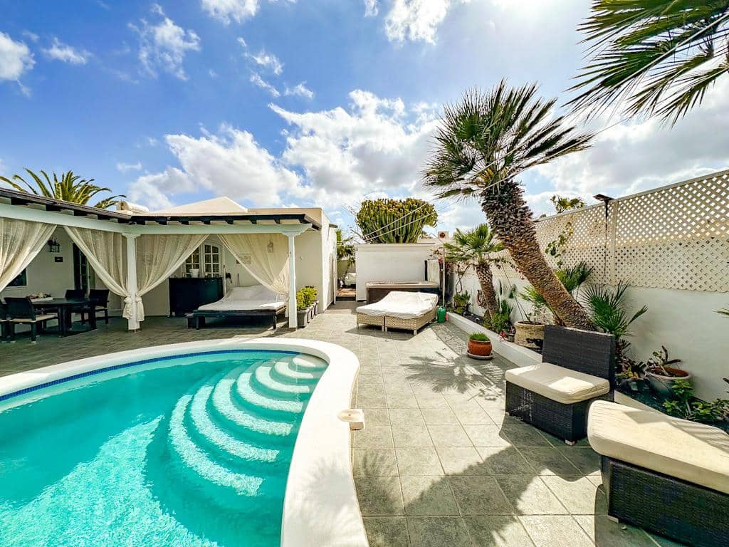 3 bedroom Villa for sale in Puerto del Carmen with pool garage - € 895,000 (Ref: 9731779)