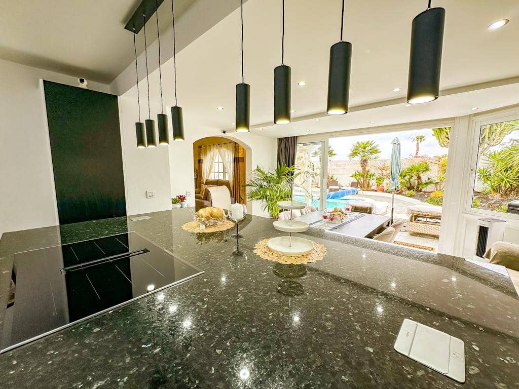 3 bedroom Villa for sale in Puerto del Carmen with pool garage - € 895,000 (Ref: 9731779)