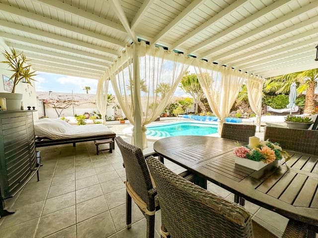 3 sypialnia Willa na sprzedaż w Puerto del Carmen, Tías z basenem garażem - 895 000 € (Ref: 9731779)