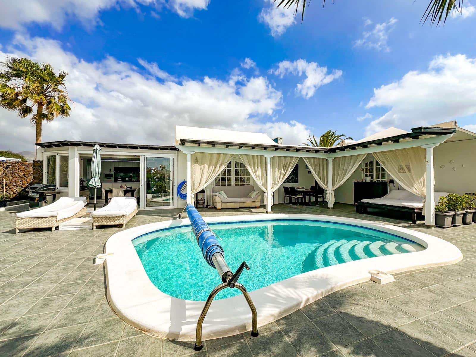 3 bedroom Villa for sale in Puerto del Carmen with pool garage - € 895,000 (Ref: 9731779)