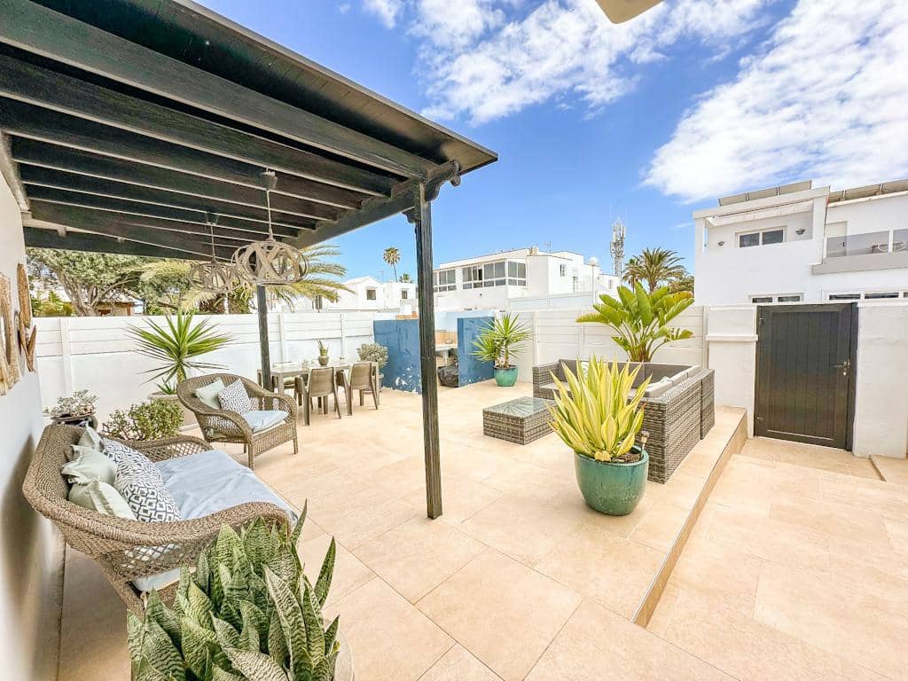 3 soverom Villa til salgs i Puerto del Carmen med svømmebasseng - € 495 000 (Ref: 9815708)