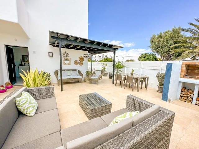 3 soverom Villa til salgs i Puerto del Carmen, Tías med svømmebasseng - € 495 000 (Ref: 9815708)