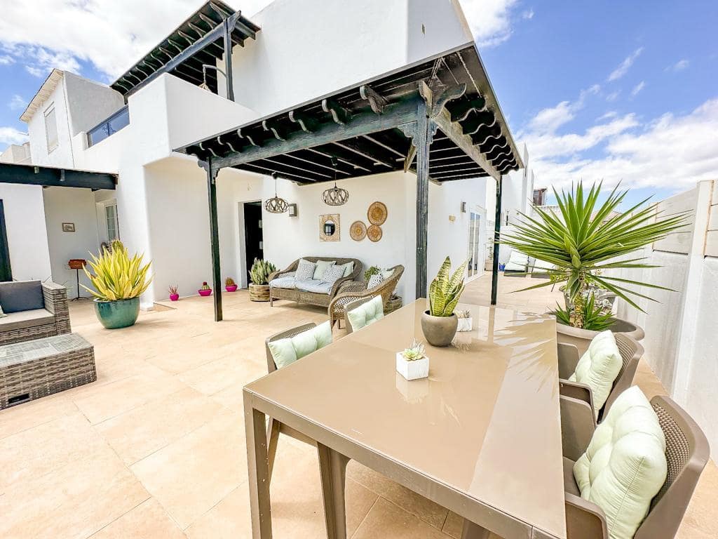 3 soverom Villa til salgs i Puerto del Carmen med svømmebasseng - € 495 000 (Ref: 9815708)