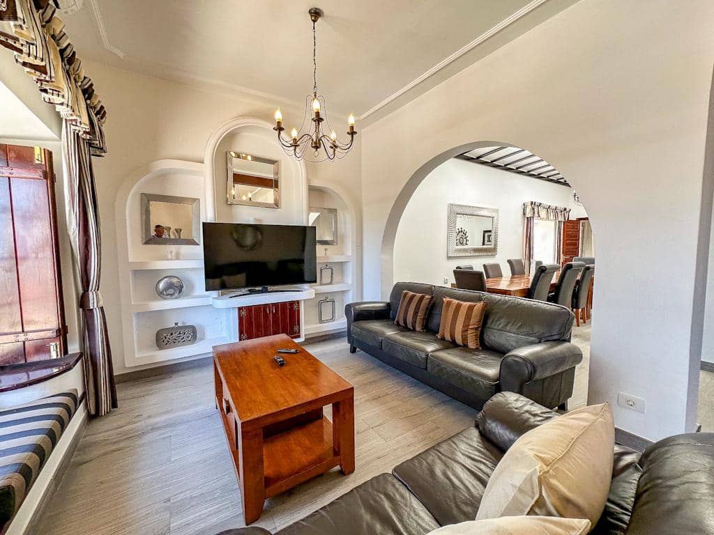 10 bedroom Villa for sale in Puerto del Carmen with pool - € 1,695,000 (Ref: 9842714)