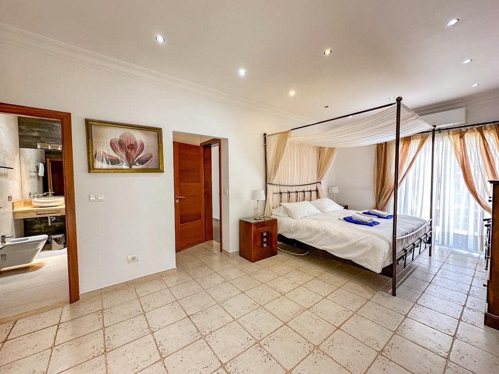 10 bedroom Villa for sale in Puerto del Carmen with pool - € 1,695,000 (Ref: 9842714)