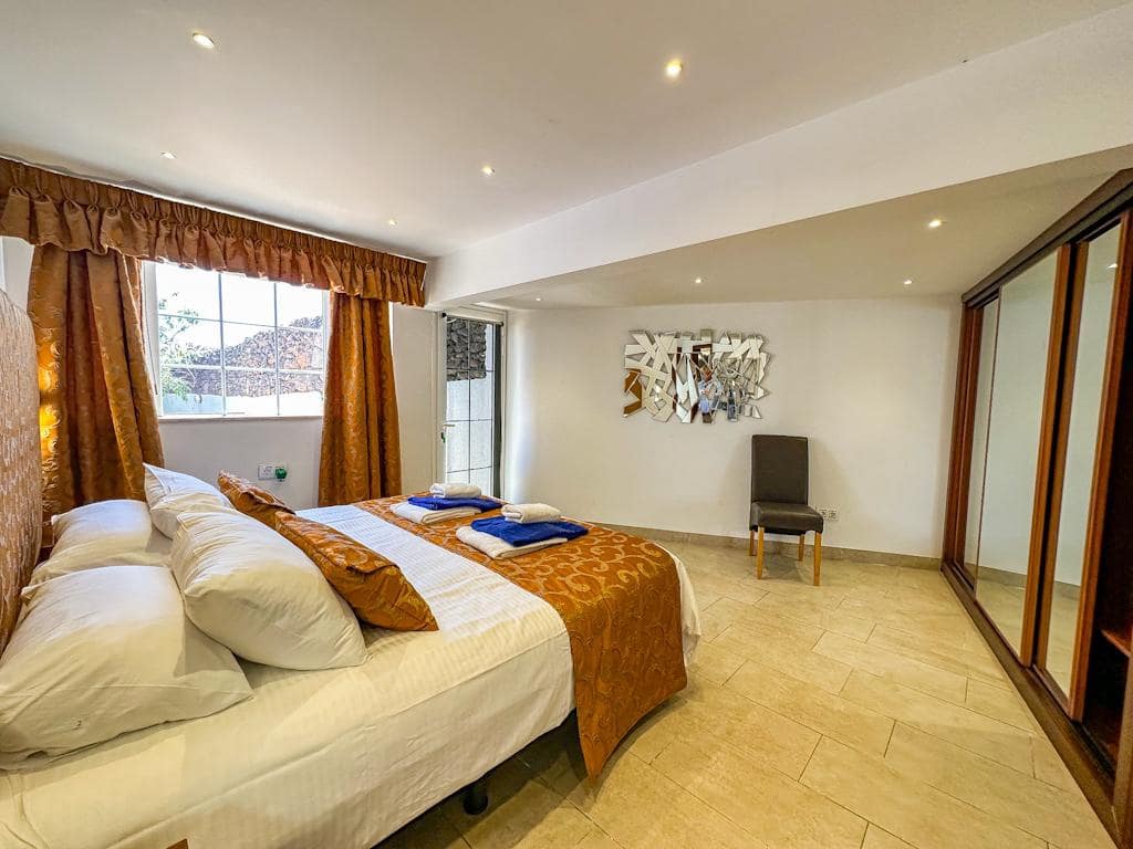 10 bedroom Villa for sale in Puerto del Carmen with pool - € 1,695,000 (Ref: 9842714)