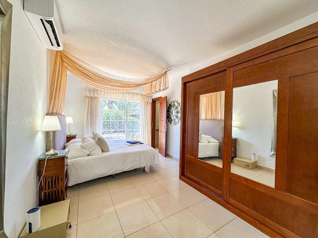 10 bedroom Villa for sale in Puerto del Carmen with pool - € 1,695,000 (Ref: 9842714)