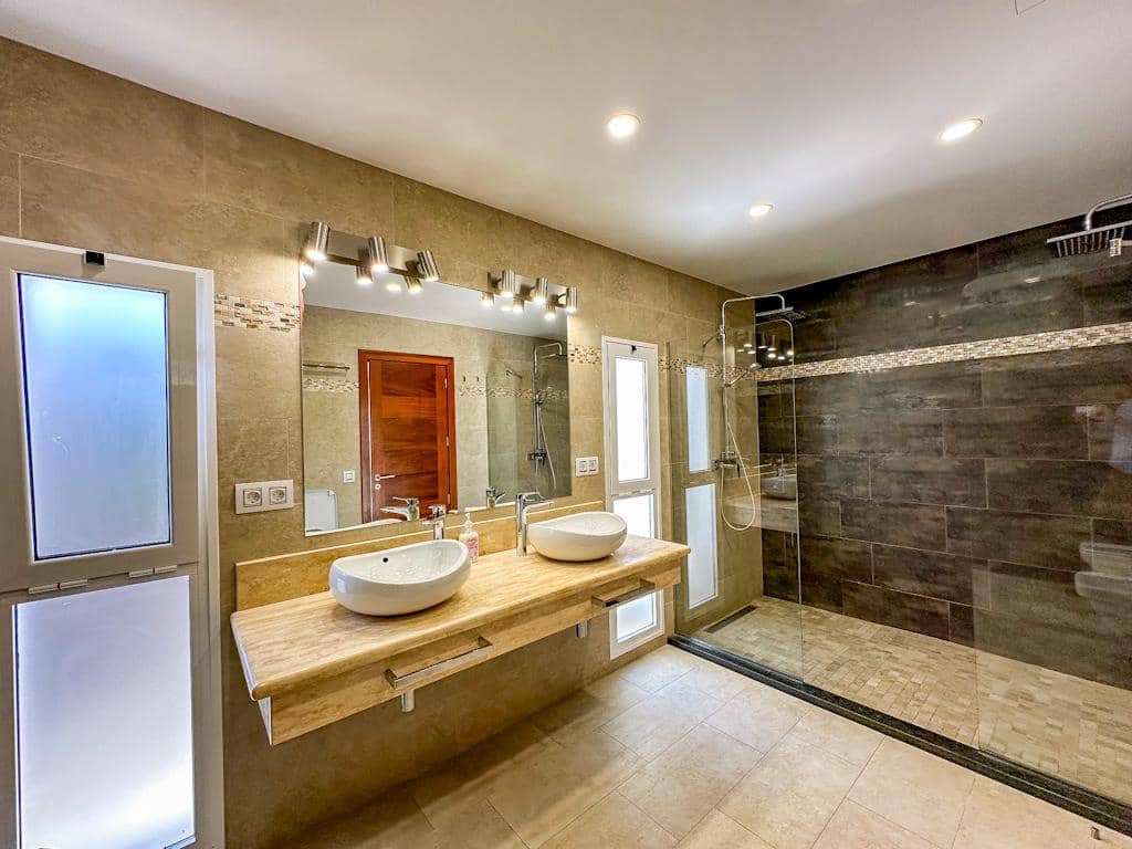 10 bedroom Villa for sale in Puerto del Carmen with pool - € 1,695,000 (Ref: 9842714)