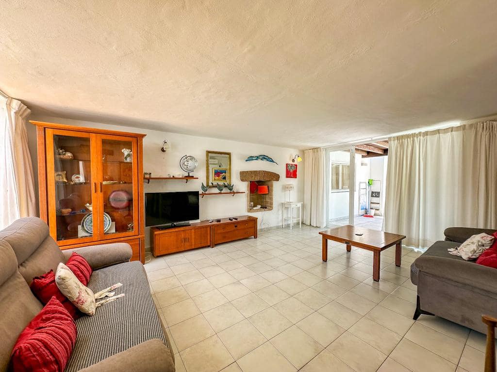 10 bedroom Villa for sale in Puerto del Carmen with pool - € 1,695,000 (Ref: 9842714)