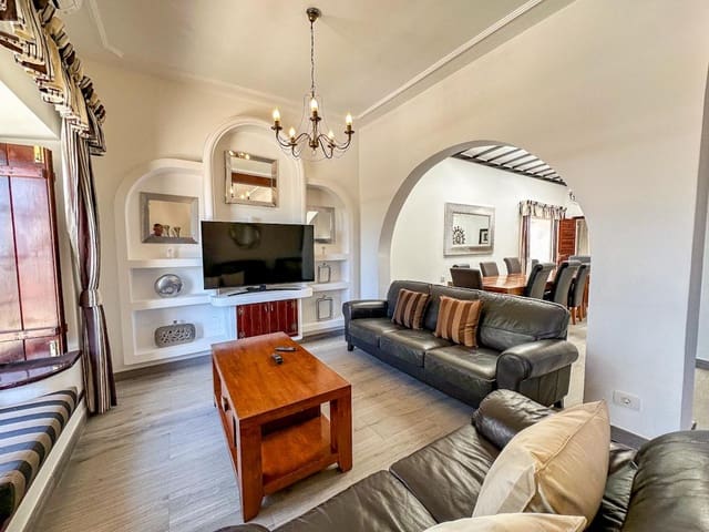 10 chambre Villa/Maison à vendre à Puerto del Carmen, Tías avec piscine - 1 695 000 € (Ref: 9842714)