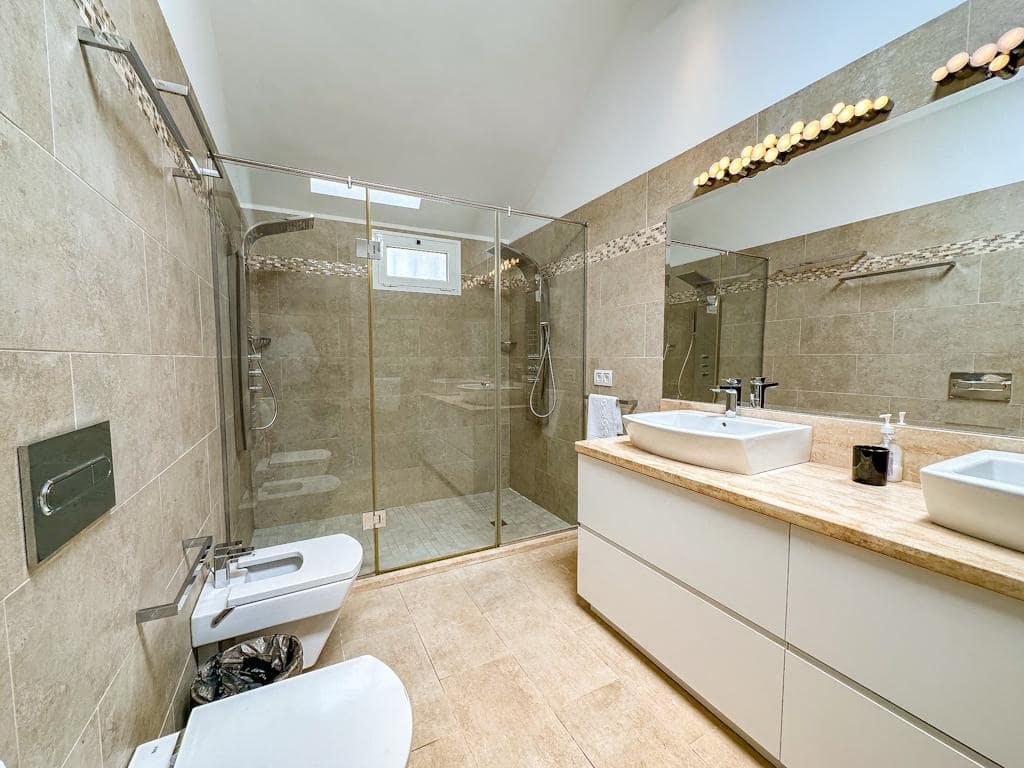 10 bedroom Villa for sale in Puerto del Carmen with pool - € 1,695,000 (Ref: 9842714)