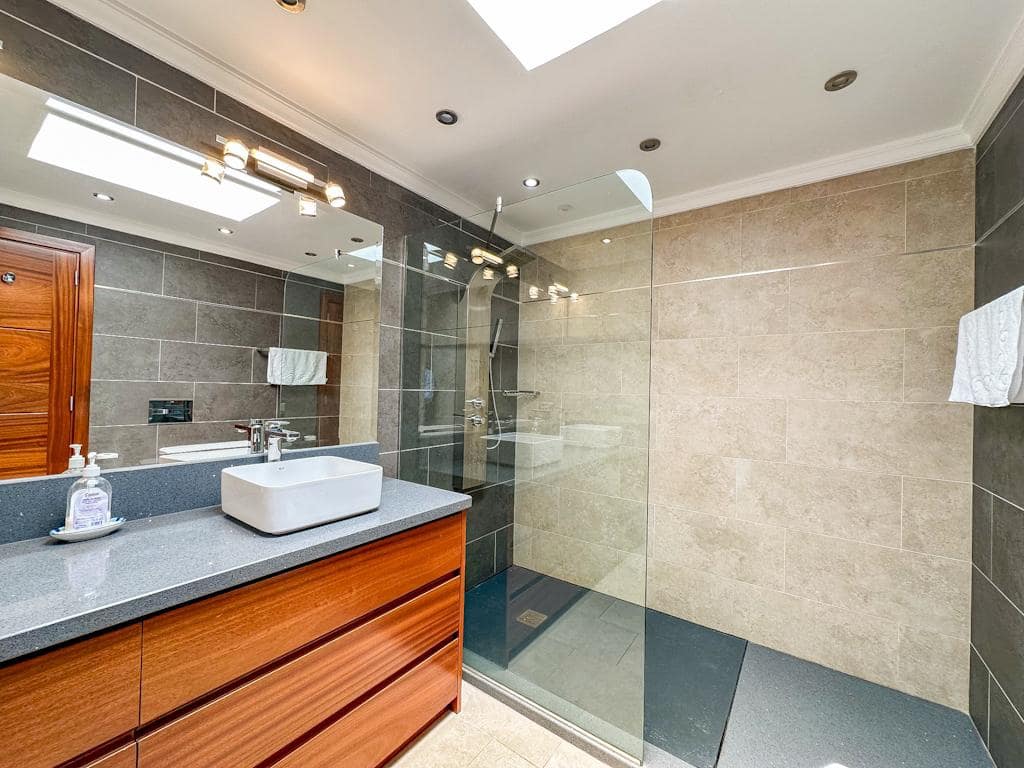 10 bedroom Villa for sale in Puerto del Carmen with pool - € 1,695,000 (Ref: 9842714)
