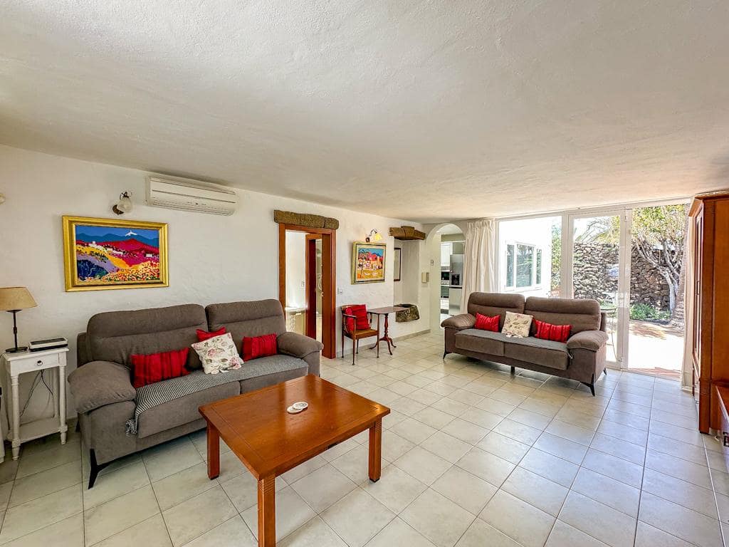 10 bedroom Villa for sale in Puerto del Carmen with pool - € 1,695,000 (Ref: 9842714)