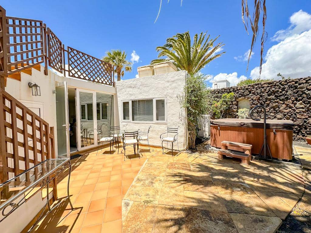 10 bedroom Villa for sale in Puerto del Carmen with pool - € 1,695,000 (Ref: 9842714)