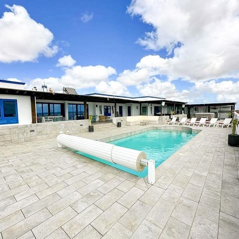 6 soveværelse Villa til salg i Puerto del Carmen, Tías med swimmingpool - € 1.150.000 (Ref: 9859663)