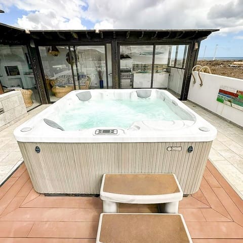 6 soveværelse Villa til salg i Puerto del Carmen, Tías med swimmingpool - € 1.150.000 (Ref: 9859663)