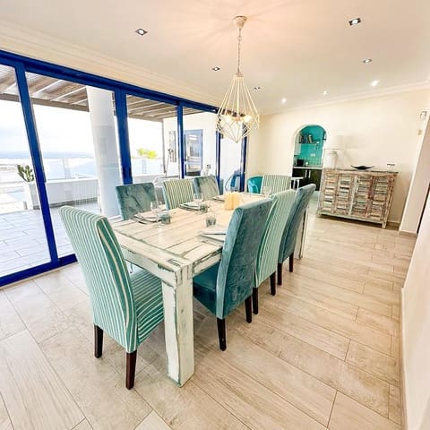 6 soveværelse Villa til salg i Puerto del Carmen, Tías med swimmingpool - € 1.150.000 (Ref: 9859663)