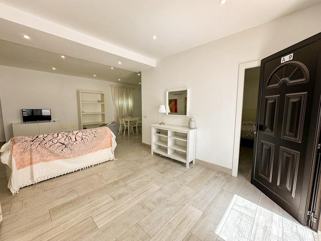 2 bedroom Apartment for sale in Puerto del Carmen with pool - € 295,000 (Ref: 9864972)