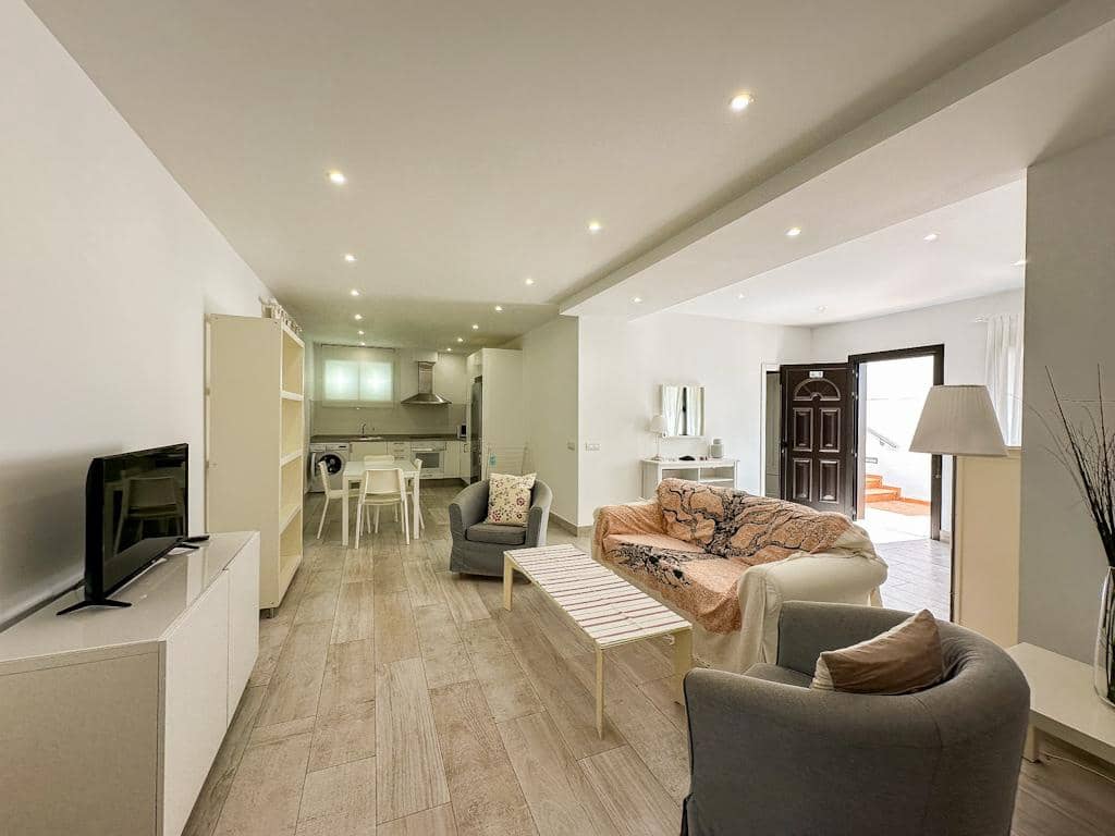 2 bedroom Apartment for sale in Puerto del Carmen with pool - € 295,000 (Ref: 9864972)
