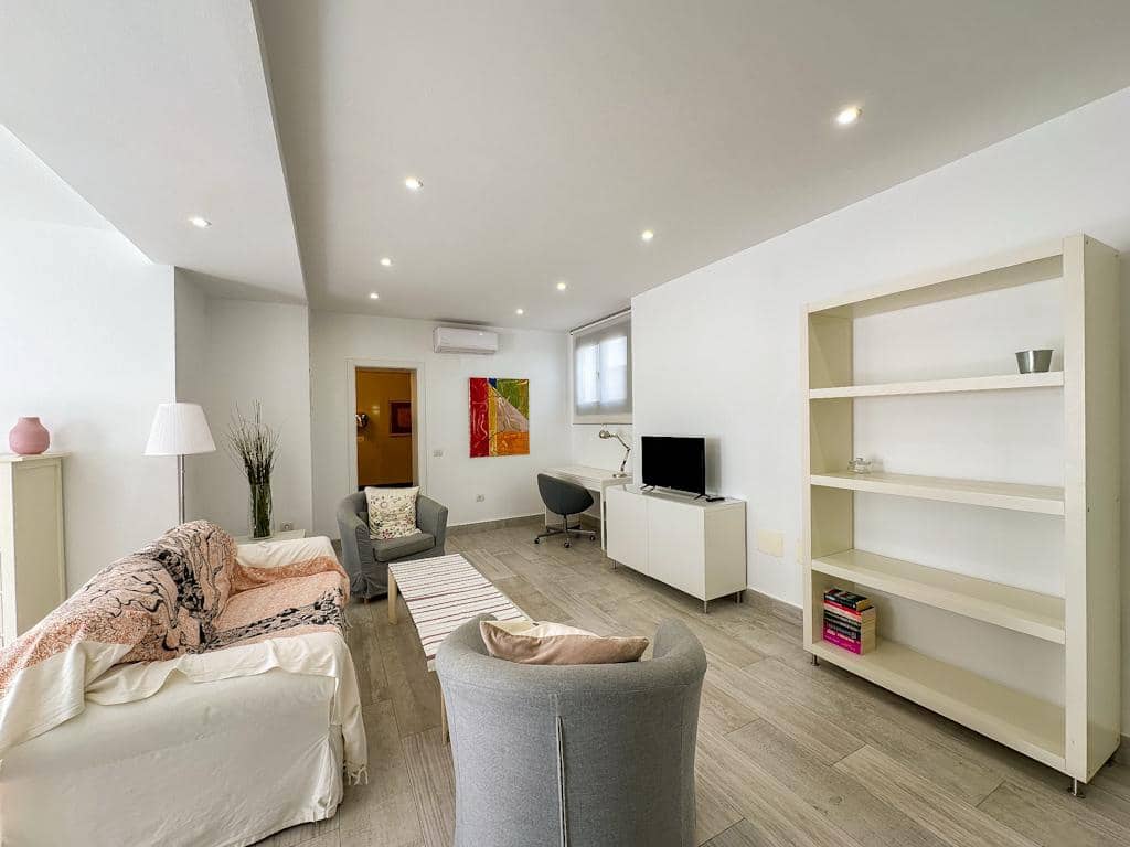 2 bedroom Apartment for sale in Puerto del Carmen with pool - € 295,000 (Ref: 9864972)