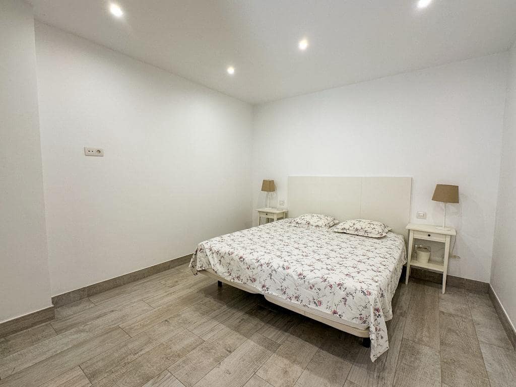 2 bedroom Apartment for sale in Puerto del Carmen with pool - € 295,000 (Ref: 9864972)