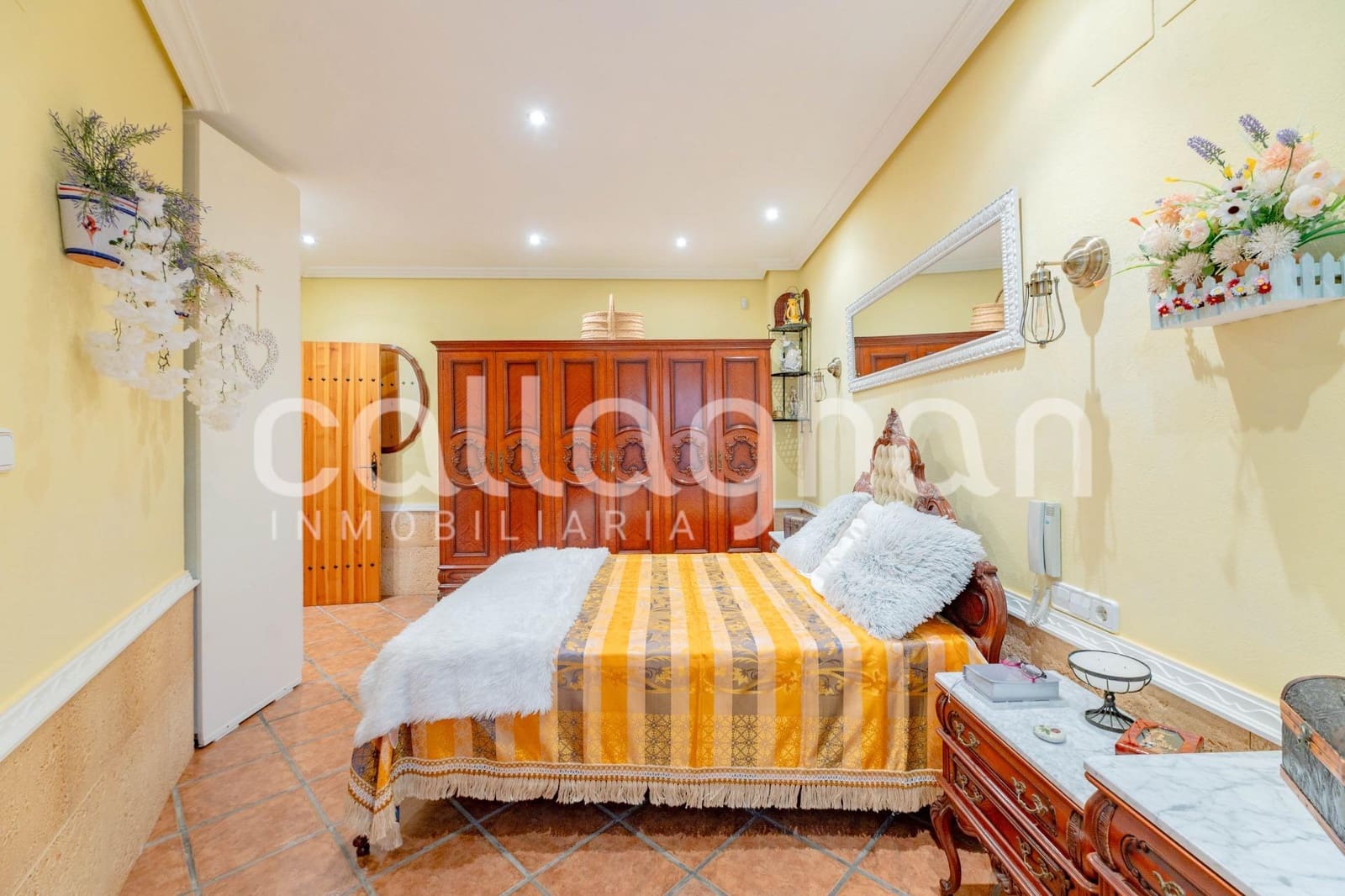 6 bedroom Terraced Villa for sale in Moncada with garage - € 550,000 (Ref: 10139902)