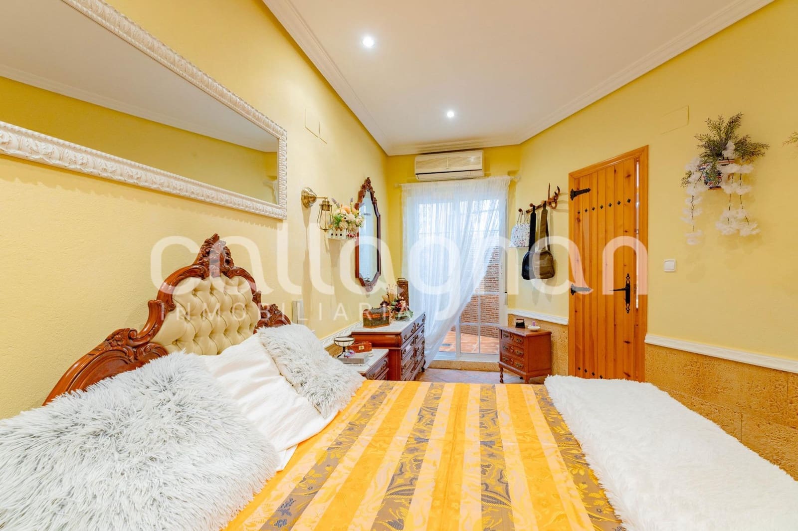 6 bedroom Terraced Villa for sale in Moncada with garage - € 550,000 (Ref: 10139902)