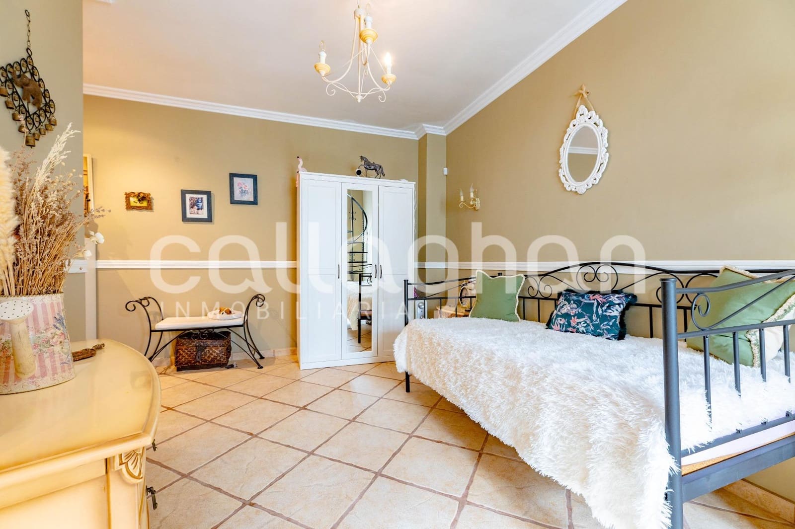 6 bedroom Terraced Villa for sale in Moncada with garage - € 550,000 (Ref: 10139902)