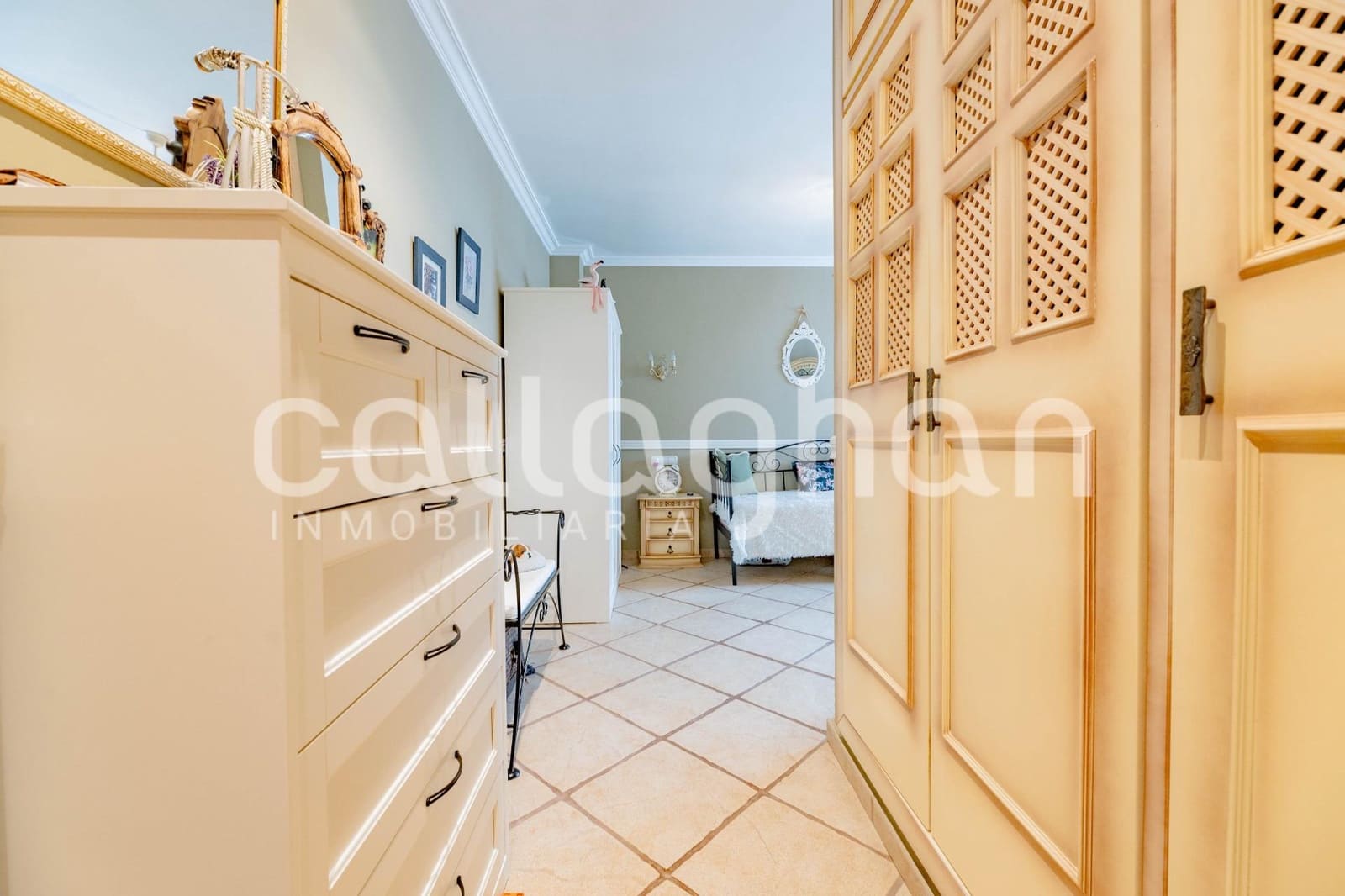 6 bedroom Terraced Villa for sale in Moncada with garage - € 550,000 (Ref: 10139902)