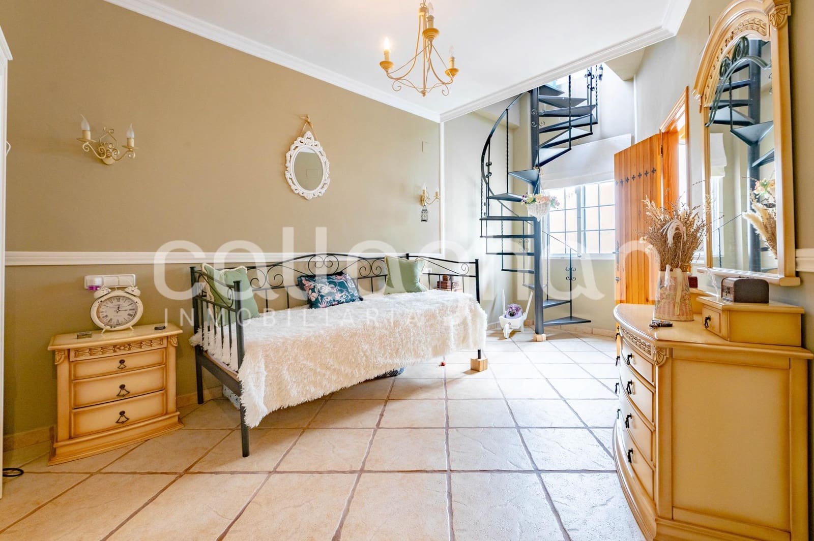 6 bedroom Terraced Villa for sale in Moncada with garage - € 550,000 (Ref: 10139902)