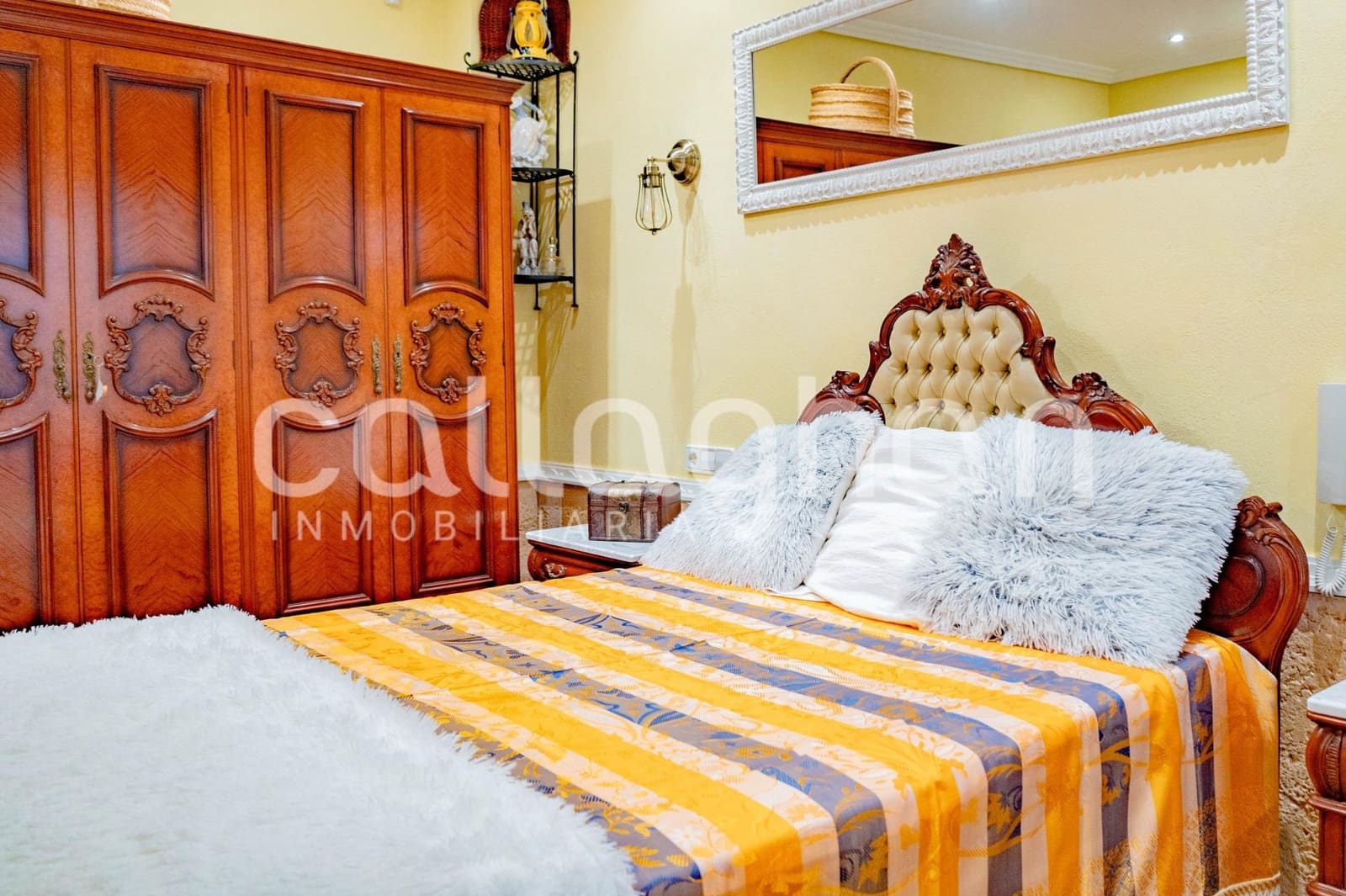 6 bedroom Terraced Villa for sale in Moncada with garage - € 550,000 (Ref: 10139902)