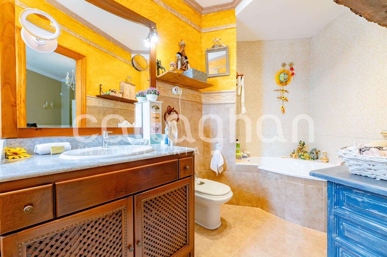 6 bedroom Terraced Villa for sale in Moncada with garage - € 550,000 (Ref: 10139902)