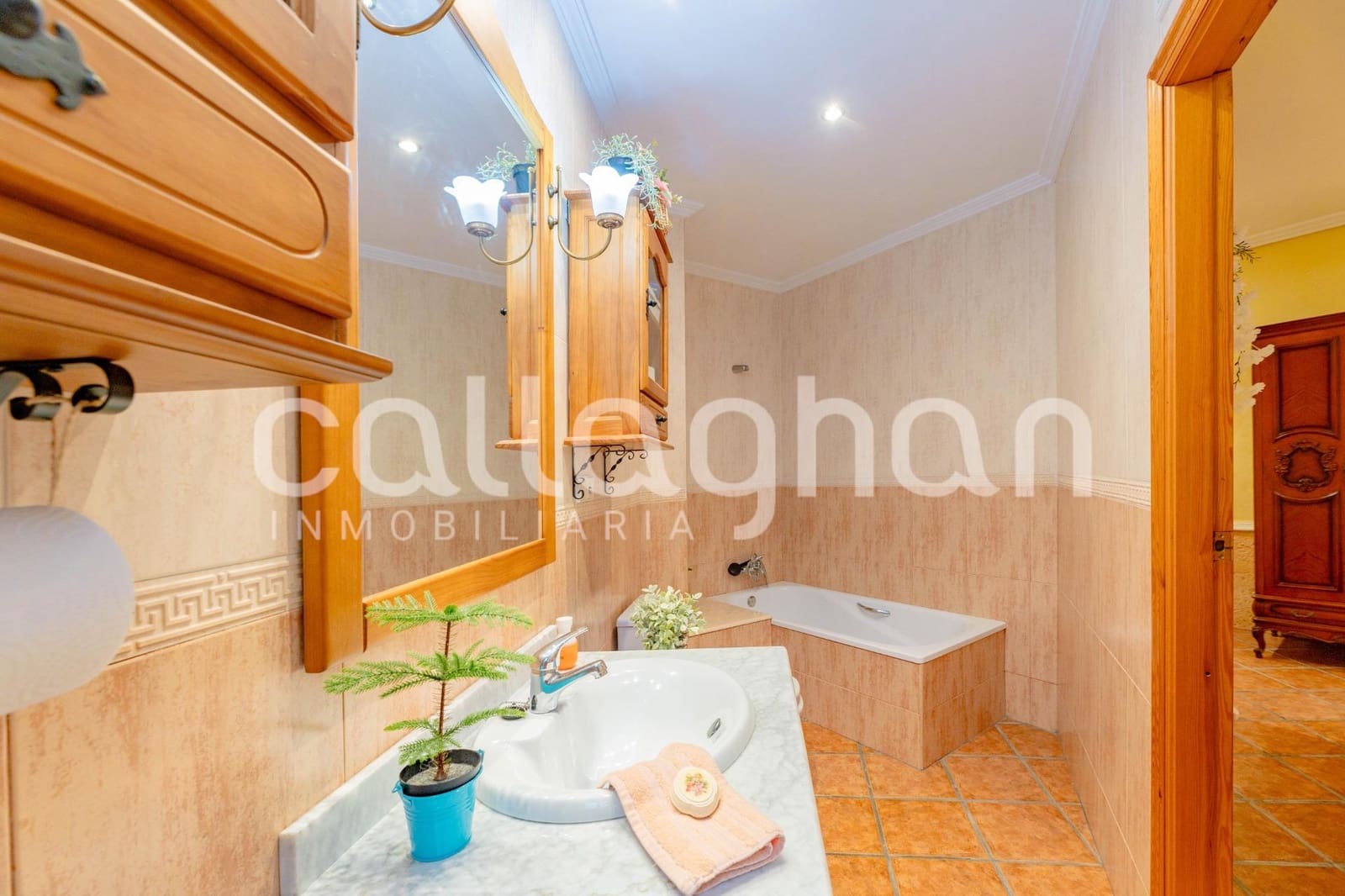 6 bedroom Terraced Villa for sale in Moncada with garage - € 550,000 (Ref: 10139902)