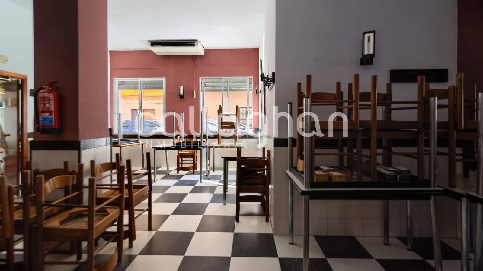 Kaupallinen myytävänä paikassa L'Alcudia - 270 000 € (Ref: 9127308)