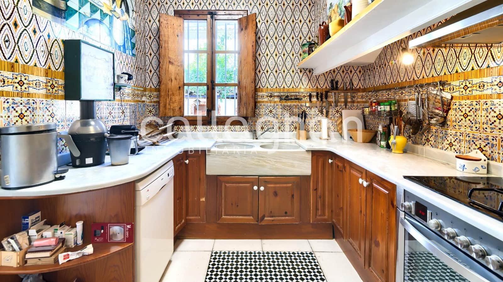6 bedroom Villa for sale in Manises with pool garage - € 1,100,000 (Ref: 9127316)