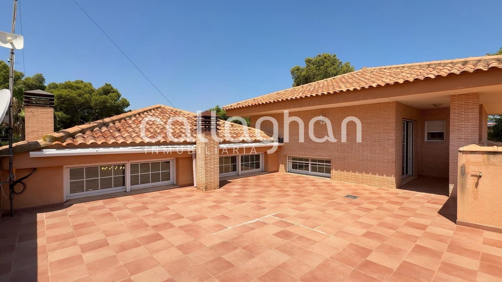4 bedroom Villa for rent in Serra with pool garage - € 2,850 (Ref: 9137318)